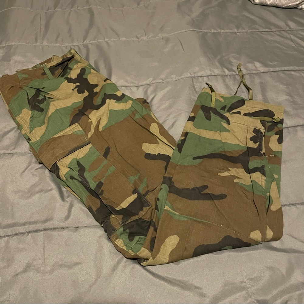 Military Issued Mens Medium short 31-35 Camo Camouflaged Cargo Field pants